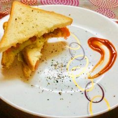A picture of Tomato, lettuce, mayonnaise sandwich.