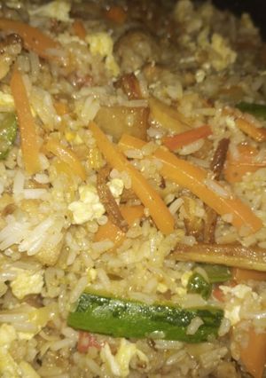 Una foto de Wok a mi estilo con matamoros de cerdo y vegetales