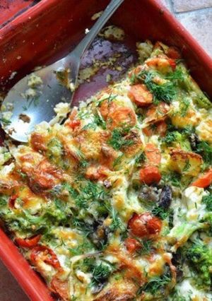 Una foto de Fácil soufflé de puerro, repollitos, albahaca y tomates cherry