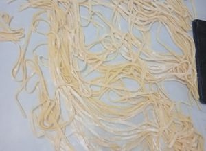 Una foto de Fideos caseros 🍽️🍝...la buonna pasta que alegra el ♥️