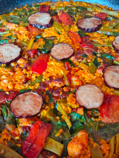 Una foto de Paella con verduras y costilla