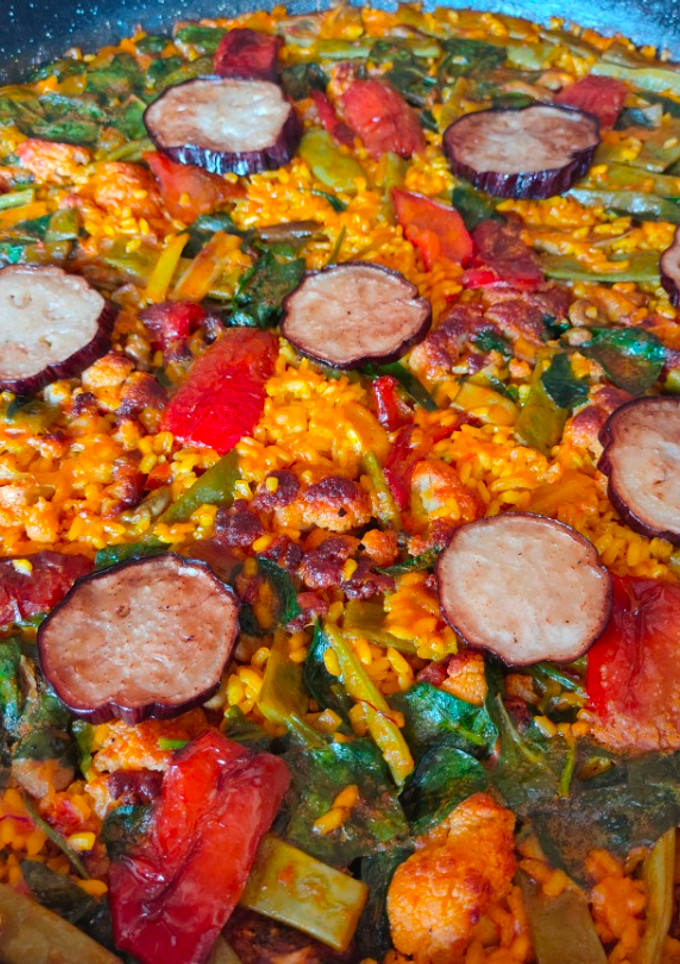 Una foto de Paella con verduras y costilla