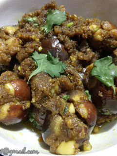 ભરેલાં રીંગણનું શાક (Bharela Ringan Nu Shaak Recipe in Gujarati) રેસીપી મુખ્ય ફોટો