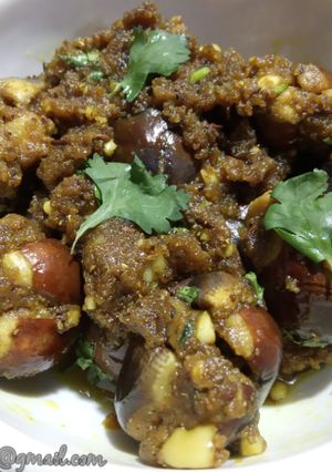 ભરેલાં રીંગણનું શાક (Bharela Ringan Nu Shaak Recipe in Gujarati) રેસીપી મુખ્ય ફોટો