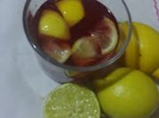 Una foto de limonada con canela
