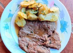 Una foto de Topinambur provenzal con bistec