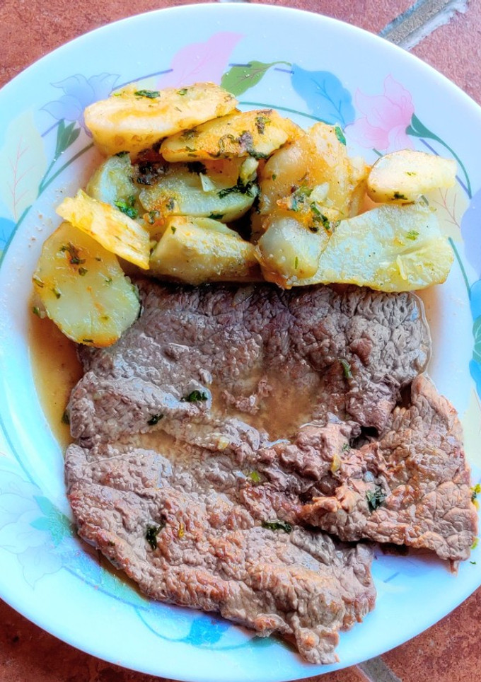 Una foto de Topinambur provenzal con bistec