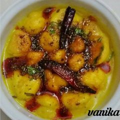A picture of Rajasthani kadhi pakoda.