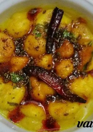 A picture of Rajasthani kadhi pakoda.