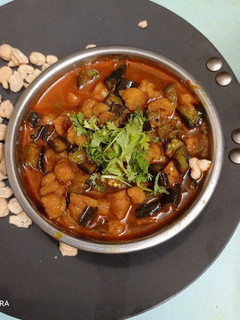 રીંગણ વડીનું શાક (Ringan Vadi Shak Recipe In Gujarati) રેસીપી મુખ્ય ફોટો