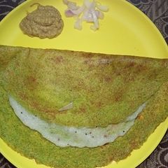 A picture of Pesarattu upma (moong dal dosa with stuffed upma).