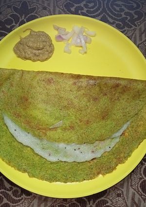 A picture of Pesarattu upma (moong dal dosa with stuffed upma).