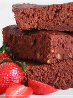 Una foto de Brownie de chocolate con nueces al microondas (sin gluten)