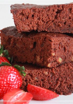 Una foto de Brownie de chocolate con nueces al microondas (sin gluten)