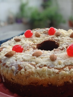 Una foto de Budín de cerezas y frutos secos con crumble