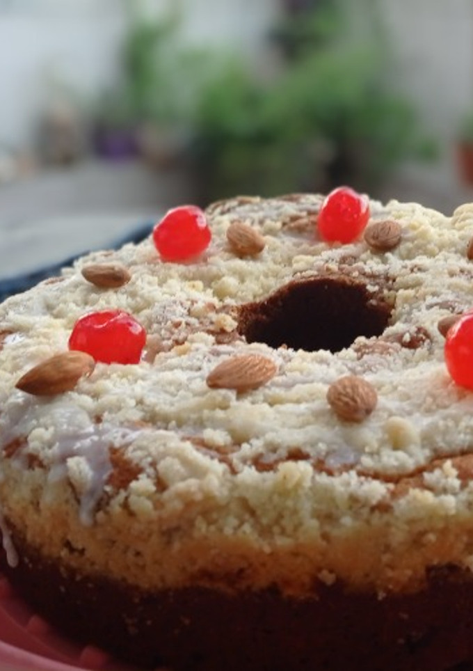 Una foto de Budín de cerezas y frutos secos con crumble