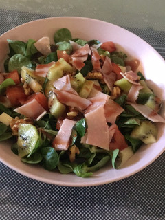Una foto de Ensalada de kiwi y canónigos