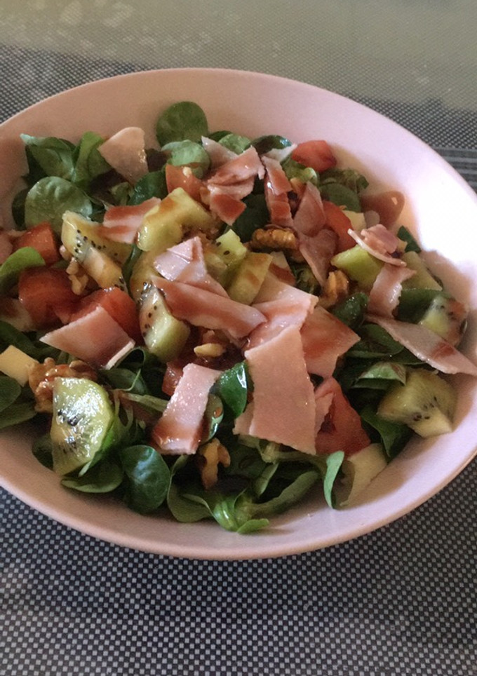Una foto de Ensalada de kiwi y canónigos