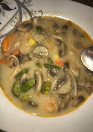 Zdjęcie przepisu Krewetkowa zupa Tom-Yum z warzywami i pieczarkami.