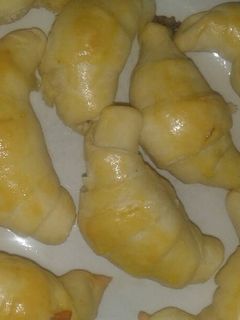 Una foto de Medialunas de jamón y queso