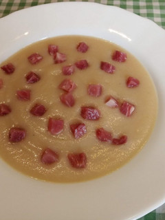 Una foto de Crema de coliflor y manzana