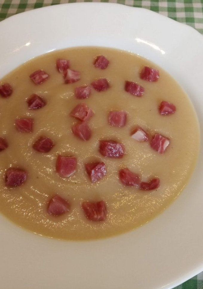 Una foto de Crema de coliflor y manzana