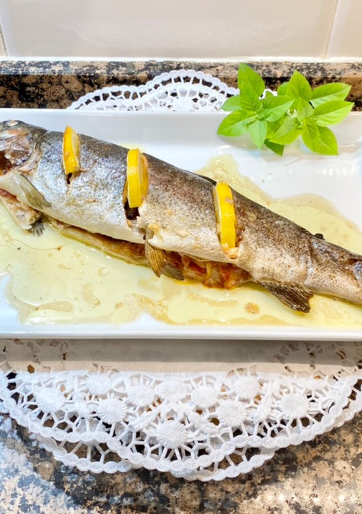 Una foto de Truchas rellenas con bacon y cebolla crujiente