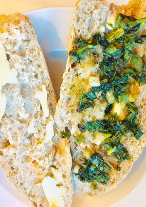 Hình của món Món ăn vặt: Bánh mì bơ hành tuổi thơ.