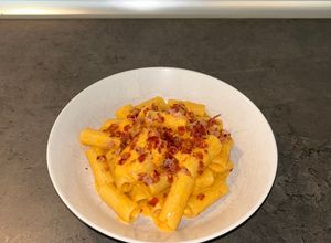 Foto di Rigatoni peperoni, speck e robiola