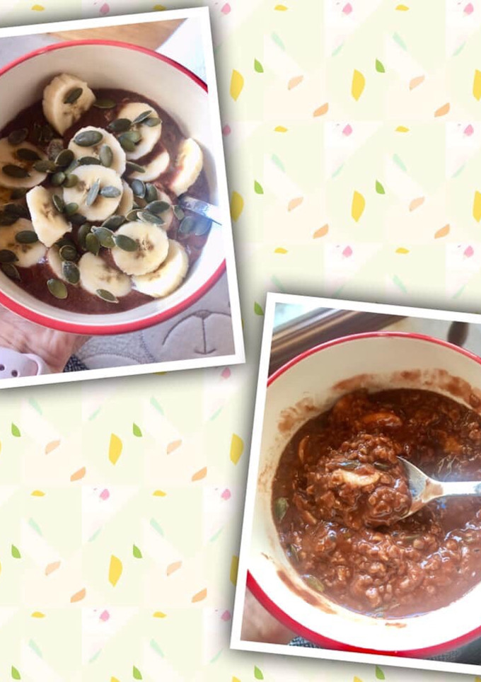 Una foto de Porridge de avena con chocolate y plátano