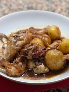 Una foto de Alitas y muslos en salsa de soja y miel con patatitas, cebolla y dátiles