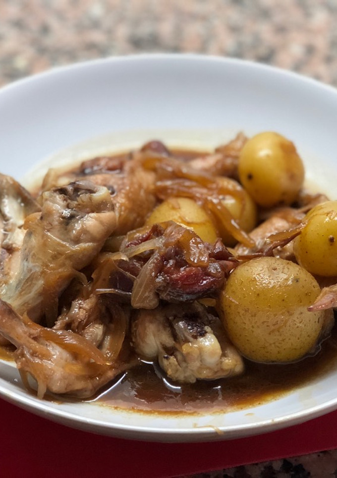 Una foto de Alitas y muslos en salsa de soja y miel con patatitas, cebolla y dátiles