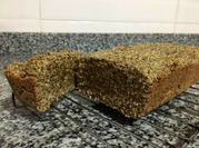 Una foto de pan de lino y coco