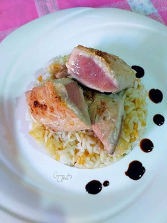 Una foto de Solomillo de bonito del Mediterráneo al punto con arroz marinado