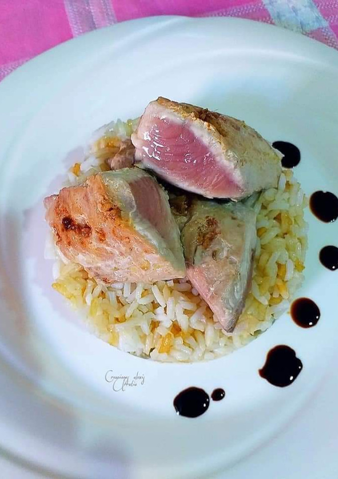 Una foto de Solomillo de bonito del Mediterráneo al punto con arroz marinado