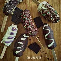A picture of Pisang Coklat Lolipop / Chocolate Banana Popcicle.