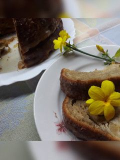 Una foto de Torta banana naranja manzana