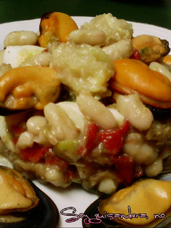 Una foto de Ensalada de alubias de León con berza