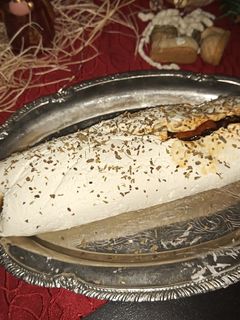 Una foto de Rollo de queso con mejillones ahumados y mermelada