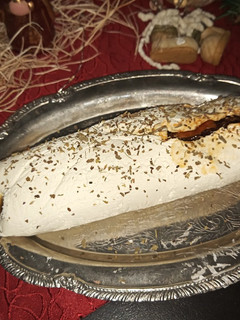 Una foto de Rollo de queso con mejillones ahumados y mermelada