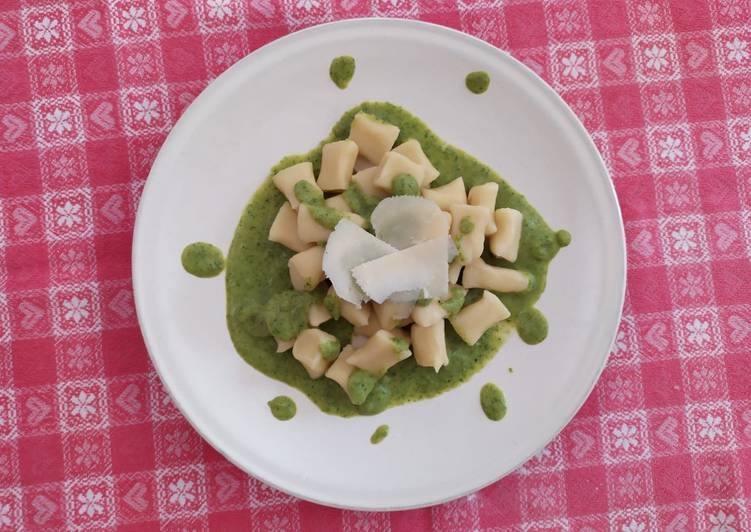 Gnocchi di ricotta con crema di zucchine e scaglie di parmigiano