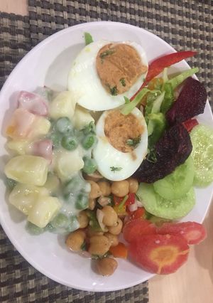 A picture of Healthy egg chickpeas mayonnaise salad.