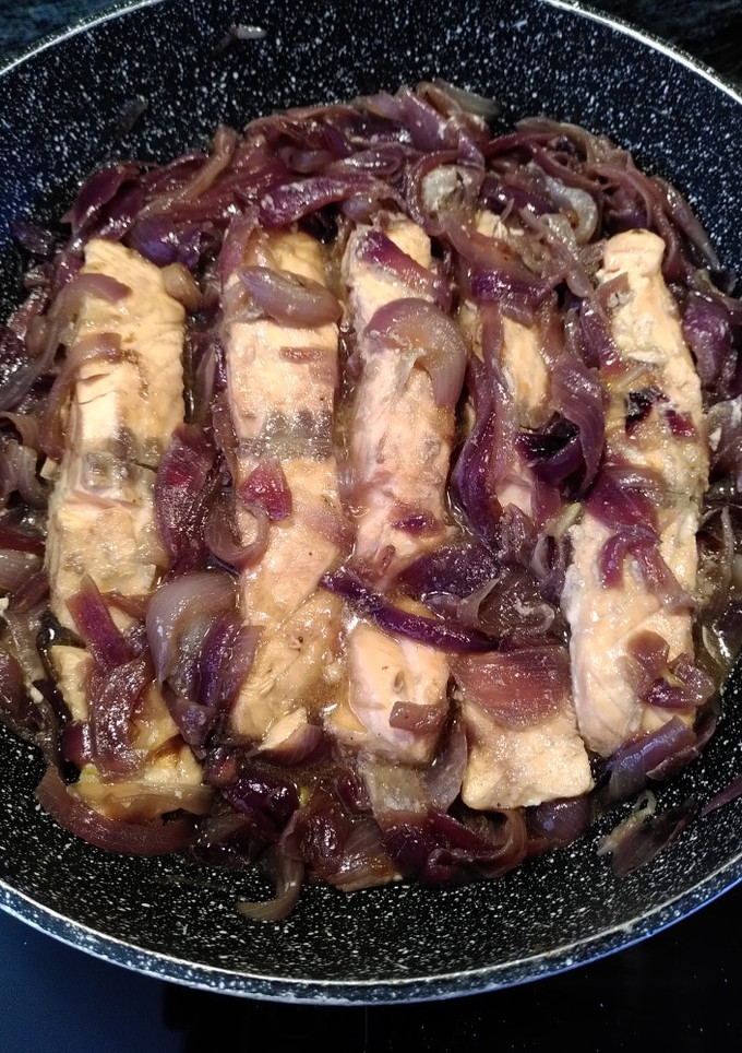 Una foto de Salmón encebollado