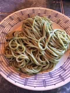 Una foto de Tallarines al pesto