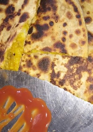 આલુ પરાઠા (Aloo Paratha Recipe In Gujarati) રેસીપી મુખ્ય ફોટો