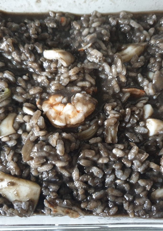 Una foto de Arroz negro con sepia y langostinos (en Thermomix)