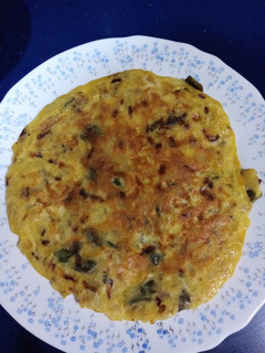 Una foto de Tortilla con patatas y pimientos de aprovechamiento