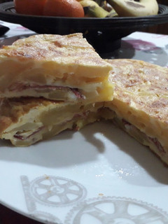 Foto principal de Tortilla de patatas rellena de jamón y queso