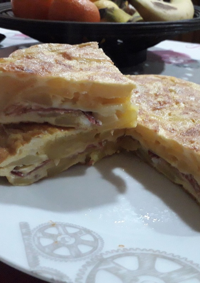 Una foto de Tortilla de patatas rellena de jamón y queso