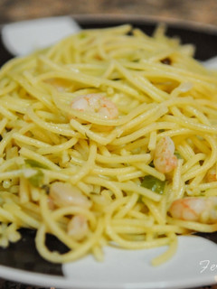 Una foto de Espaguetis con gambas